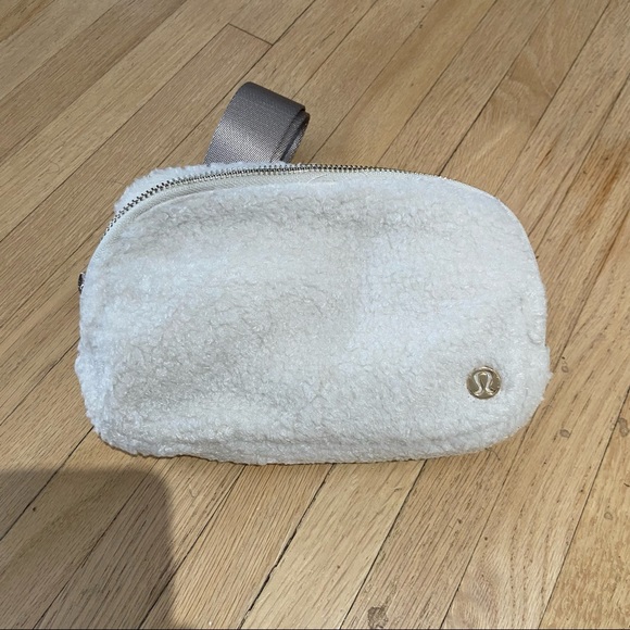 Lululemon NWT Everywhere Fleece Belt Bag light ivory. - Picture 1 of 2